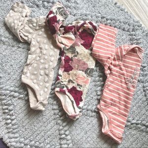 🚫SOLD🚫NWOT 3 pack of onesies
